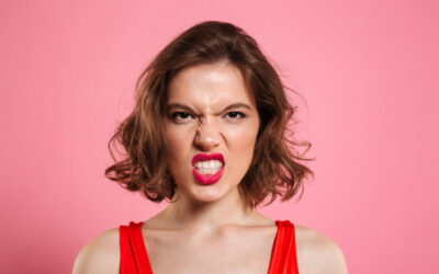 10 actitudes que delatan a alguien que te envidia en secreto